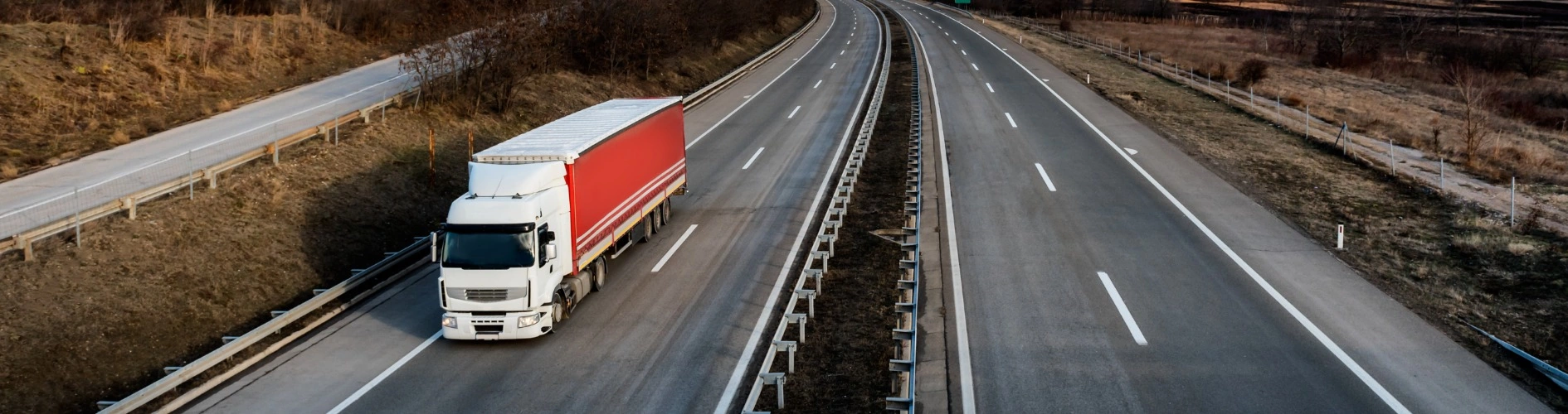 ciężarówka na autostradzie